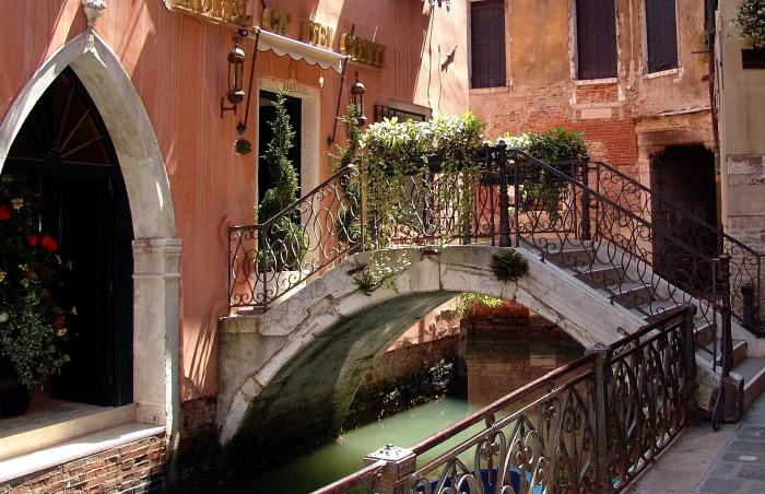 A koronavírus-járvány pozitív mellékhatása: kristálytiszta víz Velence csatornáiban