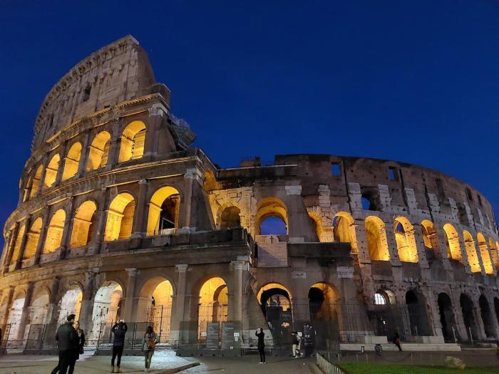 Új metrómegállók Rómában, az utasok egy múzeumban metróznak