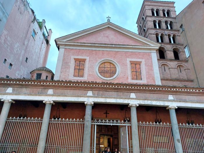 Tömegek kíváncsiak az olasz kormányfőre hasonlító angyalfestményre